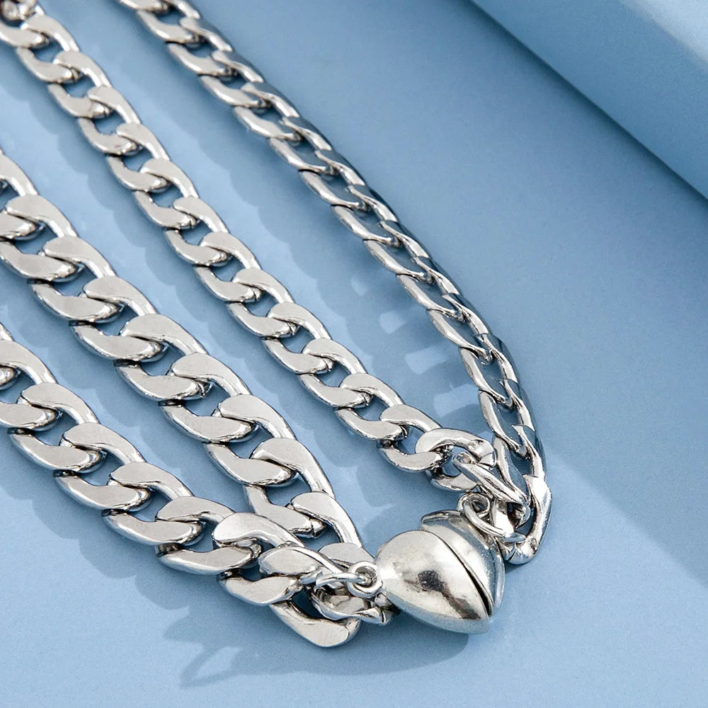 Pulsera de acero inoxidable para parejas, sencilla y moderna, con imán en forma de corazón, atractiva joya para la mano para hombres y mujeres.