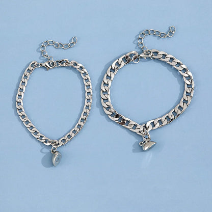 Pulsera de acero inoxidable para parejas, sencilla y moderna, con imán en forma de corazón, atractiva joya para la mano para hombres y mujeres.
